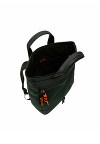 Zelena torba iz blaga s črnimi poudarki; ima dve ročki, zadrgo in notranjo oranžno etiketo z napisom "SUMMER."