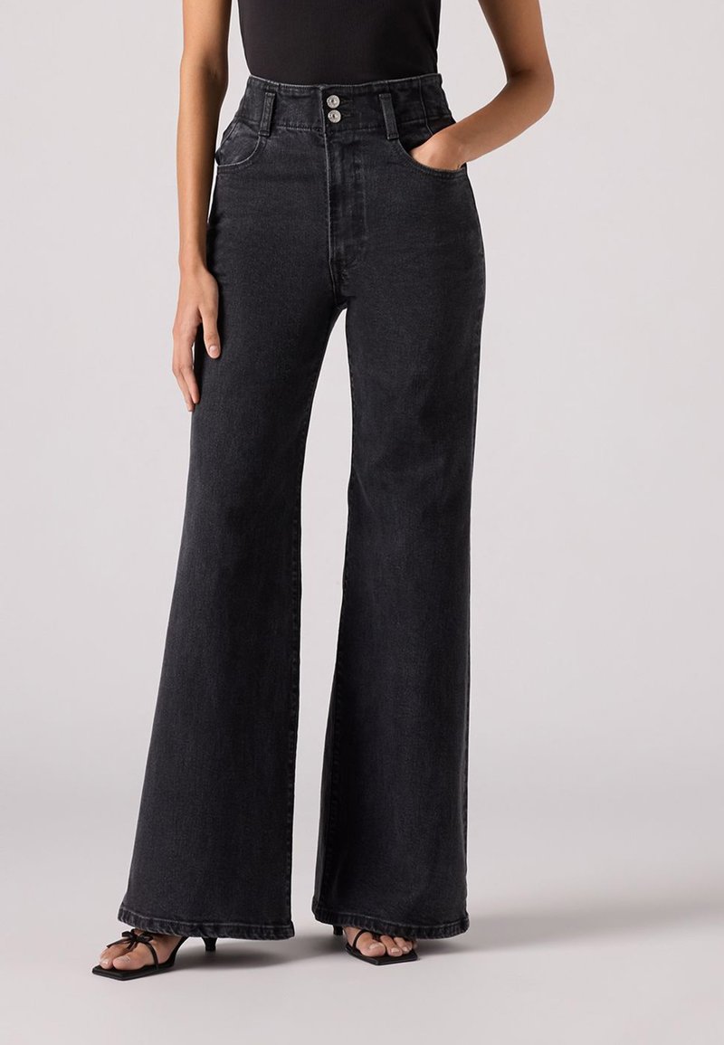 Hoge taille zwarte denim flare jeans hebben twee voorzakken, twee knoopsluitingen en een zachte textuur, aangevuld met een nette zoom.
