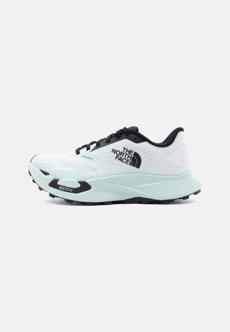 Λευκό και μαύρο παπούτσι για τρέξιμο σε μονοπάτι με το λογότυπο "The North Face", μαύρα κορδόνια και χοντρή σόλα με πέλμα με την ένδειξη "VECTIV".