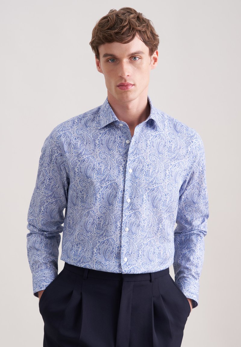 Chemise boutonnée bleu clair avec un motif cachemire. Manches longues, col classique et tissu en coton lisse. Design minimaliste avec boutons cachés.
