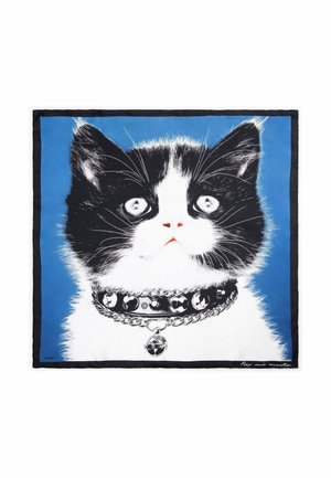 Cara de gato blanco y negro con ojos abiertos que lleva un collar con tachuelas y una campana, sobre un fondo azul.