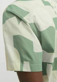 Jack & Jones PREMIUM JPRBLACARNABY PRINT RESORT - Overhemd - bottle green