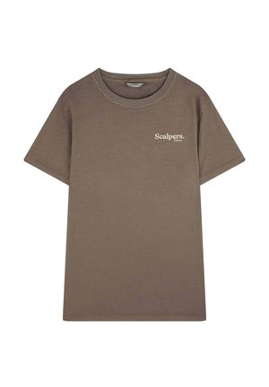Bruine T-shirt met korte mouwen van katoen, met een ronde hals en een klein wit "Scalpers Films" logo op de linkerborst.