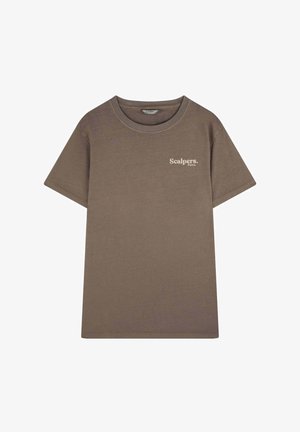 Tricou scurt cu mânecă, de culoare brună, confecționat din bumbac, cu guler rotund și un mic logo alb "Scalpers Films" pe partea stângă a pieptului.