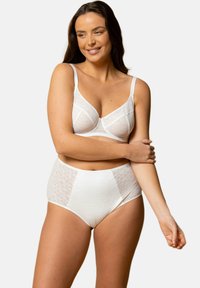 Ensemble de lingerie blanche comprenant un soutien-gorge en dentelle texturée avec armatures et un brief taille haute avec une finition lisse et des détails de motif subtils.