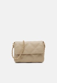 Borsa a tracolla in tessuto beige con catena dorata, caratterizzata da una chiusura a patta e un motivo di cucitura visibile, realizzata in pelle liscia.