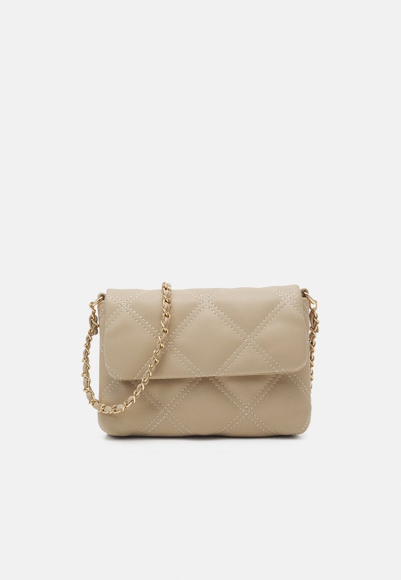 Borsa a tracolla in tessuto beige con catena dorata, caratterizzata da una chiusura a patta e un motivo di cucitura visibile, realizzata in pelle liscia.