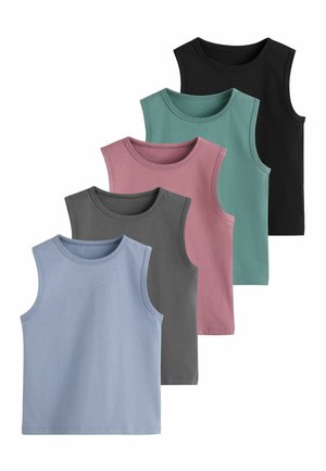 Pięć bawełnianych tank topów bez rękawów w kolorze jasnoniebieskim, ciemnoszarym, mauve, morskim i czarnym, ułożonych nachodząco na siebie na białym tle.