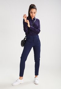 Vero Moda VMVICTORIA ANTIFIT - Chinos - navy blazer