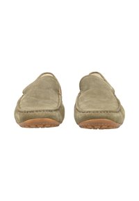 Grüne Wildleder-Lederjacken mit abgerundetem Zehenbereich, gesteppten Details und einer hellbraunen Gummisohle, die ein schlichtes Design und eine weiche Textur aufweisen.