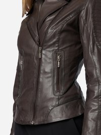 Braune Lederjacke mit taillierter Passform, asymmetrischem Reißverschluss und gesteppten Akzenten auf den Schultern sowie zwei seitlichen Taschen.