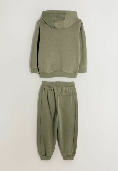Grøn bomulds hoodie med snor i hætten og ribbede manchetter, parret med matchende sweats, der har elastisk talje og sidelomme.