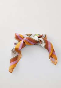 Silkkihuivi valkoisena, jossa on oransseja, vaaleanpunaisia ja ruskeita raitoja; sisältää koristeellisia kuvioita asusteista; pehmeä rakenne ja solmittu yksityiskohta.