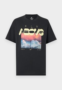 Μαύρο βαμβακερό T-shirt με γραφικό που απεικονίζει σύννεφα, έναν ροζ και μπλε ουρανό και έντονο κίτρινο κείμενο που γράφει "ΠΕΤΑΞΕ ΠΑΝΩ" και "ΔΕΝ ΥΠΑΡΧΕΙ ΟΡΙΟ."