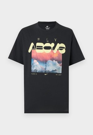 Svart bomullst-shirt med ett motiv som visar moln, en rosa och blå himmel samt fet gul text med orden "FLY ABOVE" och "THERE IS NO LIMIT."