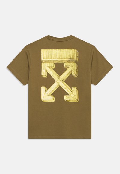 Καφέ κοντομάνικη μπλούζα με μεγάλο κίτρινο σχέδιο τεσσάρων βελών που δείχνουν προς τα έξω από το κέντρο στην πίσω πλευρά.