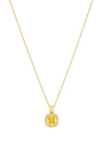 Collar con colgante de gema amarilla en forma cuadrada, enmarcado por pequeñas piedras transparentes, suspendido de una delicada cadena de oro.