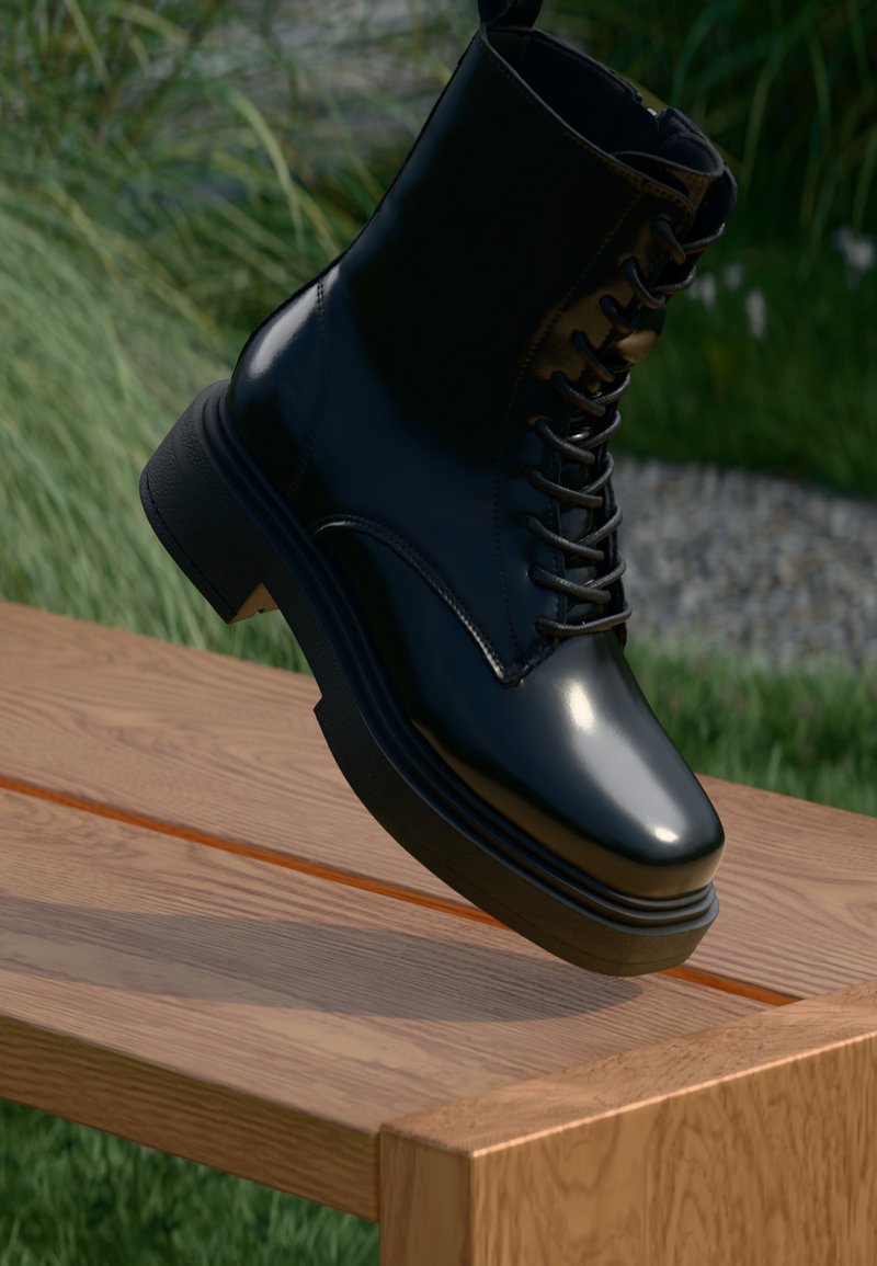 Czarne lakierowane botki za kostkę z okrągłym noskiem, sznurowane z przodu, z masywną podeszwą, o gładkiej fakturze i błyszczącym wykończeniu.