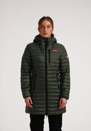 Giubbotto puffo verde con cappuccio, caratterizzato da un motivo a quadri orizzontali, cerniere e un'etichetta rossa sul petto. Accenti neri sulle tasche.
