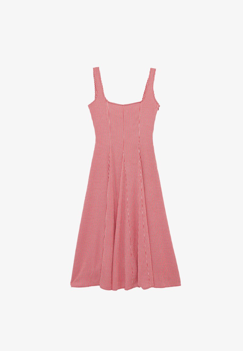 Rotes und weißes Kariertes ärmelloses Kleid mit quadratischem Ausschnitt, tailliertem Oberteil und ausgestelltem Rock, flach liegend auf weißem Hintergrund.