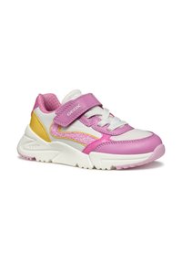 Baskets GEOX avec une base blanche, des accents rose et jaune, un élément décoratif scintillant et une sangle Velcro, comportent un dessus texturé et une semelle en caoutchouc.