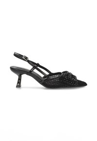 Tacones negros tipo slingback con punta afilada, material texturizado, tacón pequeño y detalle floral adornado en la parte frontal.