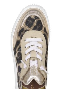 Sneaker mit Leopardenmuster, der eine Kombination aus beigem Wildleder und metallischen goldenen Akzenten aufweist. Weiße Schnürsenkel und eine Gummisohle runden dasDesign ab.