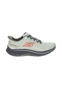 Chaussure de sport Skechers à enfiler gris clair avec semelle noire, logo rouge et amorti ULTRA LIGHT, vue de côté extérieur.