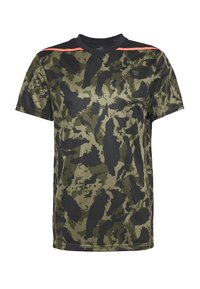 Camisa deportiva de manga corta para hombre con patrón de camuflaje en negro y verde oliva y detalles en naranja cerca de los hombros.