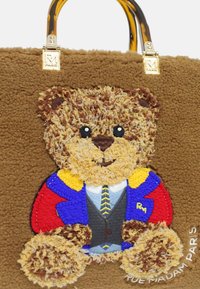 Borsa a spalla marrone in peluche con ricamo di un orsetto in multicolore, con hardware in tonalità oro e tessuto testurizzato.
