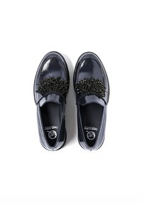 Scarpe in pelle verniciata blu con una finitura liscia, caratterizzate da un accento di perline nere testurizzate sulla parte superiore. Design slip-on con punta arrotondata.