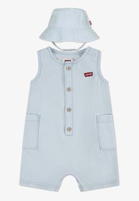 Ljusblå denimoverall utan ärmar med knappar framtill, två fickor och en matchande bucket-hatt med en texturerad band. Levi's-logotyp finns.