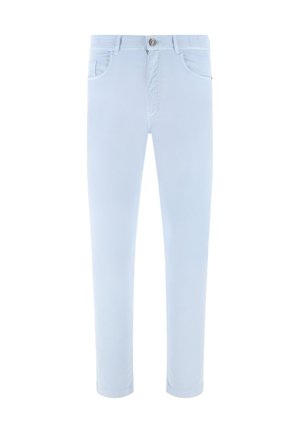 Lichtblauwe slim-fit jeans met knopen aan de voorkant, riemlussen en zichtbare voorzakken, getoond op een witte achtergrond.