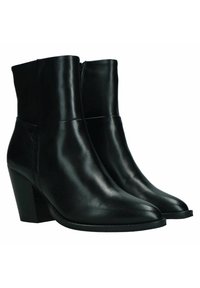 Botas de cuero negro hasta el tobillo con un acabado suave, punta afilada y tacón cuadrado; cuentan con un cierre lateral para facilitar su uso.
