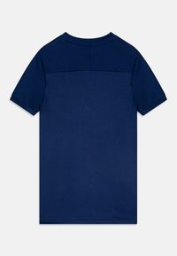 T-shirt bleu marine en tissu texturé, avec des manches courtes et un col rond. Le design est simple avec une finition lisse.