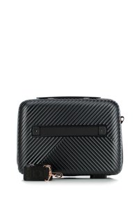 Borsa rigida nera con texture a righe diagonali, accentuata da tessuto nero e una tracolla staccabile con logo in rilievo. Due piedi neri alla base.