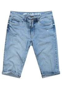 Shorts de mezclilla azul claro con un acabado ligeramente desgastado, que cuentan con bolsillos frontales, un dobladillo doblado y una cinturilla con marca.