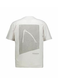 Camiseta blanca con patrón topográfico abstracto y gran diseño estilizado de la letra "A" en la parte trasera, con el texto "CHASIN'" debajo del gráfico.