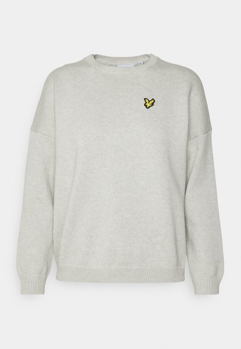 Pull gris clair en tricot avec col rond, manches longues et petit logo d'oiseau jaune sur la poitrine gauche.