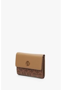 Vouwportemonnee in tan en bruine synthetische material met een gladde bovenkant en een patroon aan de onderkant, beveiligd met een goudkleurige knop.