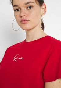 Karl Kani SMALL SIGNATURE TEE - Marškinėliai su spaudiniu - red