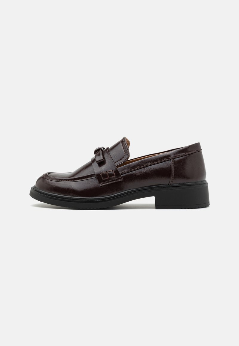 Mocassin en cuir marron avec une bride décorative, petit talon carré, bout arrondi et texture lisse ; conçu pour une tenue formelle.