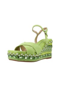 Groene suède wedge sandaal met een kruislingse ontwerpelement, enkelbandje, versierde zool met groene stenen en geweven details.