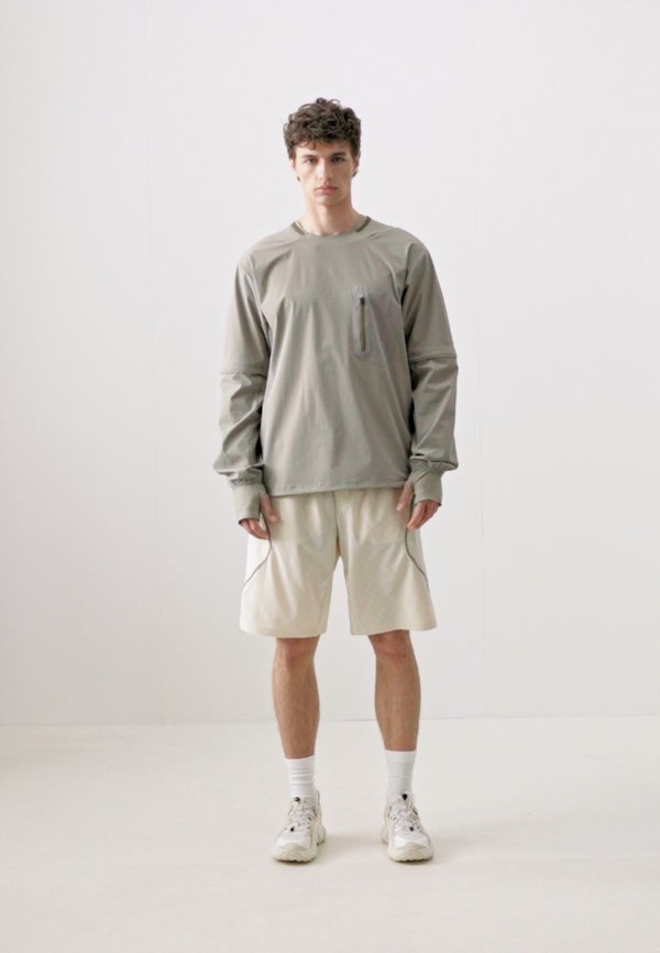 LATITUDE FLIGHT CONVERT SHELL TEE - Long sleeved top3