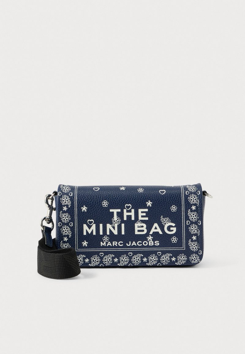 Marineblauw synthetisch mini tasje met witte bloem- en hartpatronen, een bovenhandvat en een afneembare zwarte riem met zilverkleurige hardware-accenten.