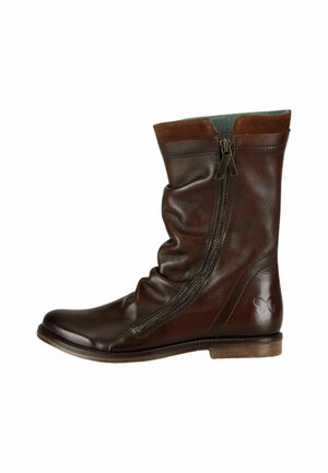 Bottes en cuir marron jusqu'au genou avec un design décontracté, fermeture éclair sur le côté et un revers supérieur en daim marron contrastant. Semelle plate avec peu de détails en métal.