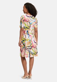 Sukienka z krótkim rękawem w kwiatowy wzór w odcieniach różu, zieleni i niebieskiego, wykonana z lekkiego materiału, z dopasowanym pasem i długości do kolan.