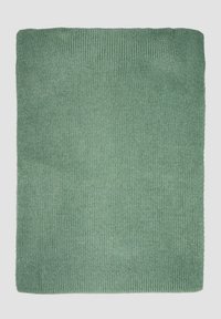 Grüne gestrickte Decke mit geripptem Muster und gleichmäßigen Stichen. Weiches, warmes Material, das sich zum Schichten oder als Überwurf eignet.