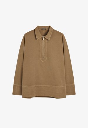 Brązowa koszula z długim rękawem, z kołnierzykiem i półsuwnym zamkiem z przodu oraz widocznym przeszyciem, wykonana z grubego materiału bawełnianego.