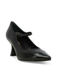Scarpa con tacco alto in pelle nera, punta affusolata, cinturino alla caviglia e perforazioni decorative lungo la parte frontale. Altezza del tacco moderata.